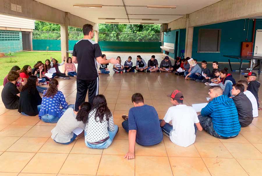 Esportes nas escolas mantêm educação em movimento