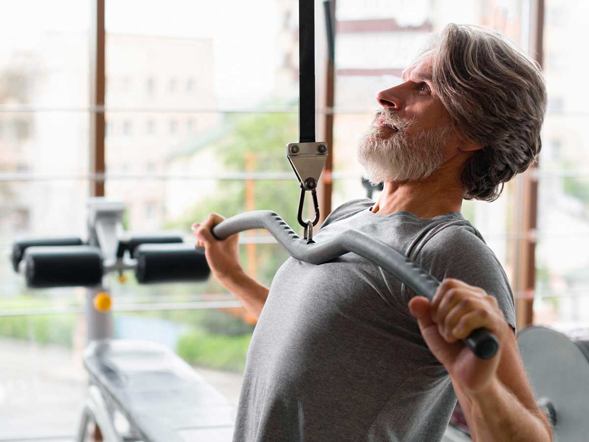 Aumento no volume de treino de força reverte perda muscular em idosos