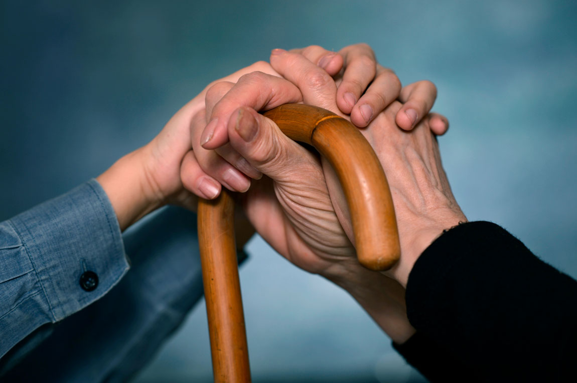 A psicologia diz que a parte mais difícil de ver seus pais envelhecerem não é a idade, é perceber que você se tornou a pessoa forte da família